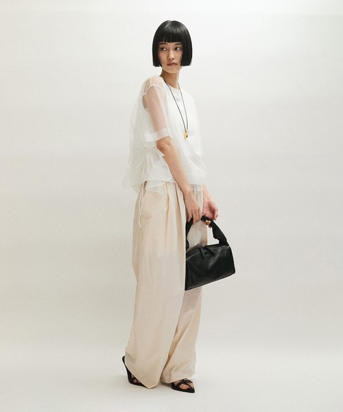 ADAM ET ROPE'(アダムエロペ)の「【WEB限定】・【サステナブル】・【定番】ギャザーチュールトップス(Tシャツ/カットソー・レディース・ダークブラウン/ホワイト/ブラック・FREE)」の19枚目の写真