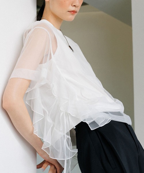 ADAM ET ROPE'(アダムエロペ)の「【WEB限定】・【サステナブル】・【定番】ギャザーチュールトップス(Tシャツ/カットソー・レディース・ダークブラウン/ホワイト/ブラック・FREE)」の11枚目の写真