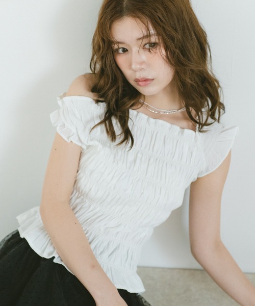 VANNIE U（ヴァニーユー）の「アシメスリーブオフショルシャーリングトップス（シャツ/ブラウス・レディース・ホワイト/ネイビー・FREE）」の2枚目の写真