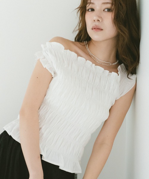 VANNIE U（ヴァニーユー）の「アシメスリーブオフショルシャーリングトップス（シャツ/ブラウス・レディース・ホワイト/ネイビー・FREE）」の3枚目の写真