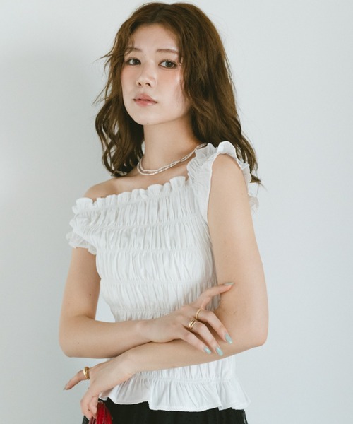 VANNIE U（ヴァニーユー）の「アシメスリーブオフショルシャーリングトップス（シャツ/ブラウス・レディース・ホワイト/ネイビー・FREE）」の5枚目の写真