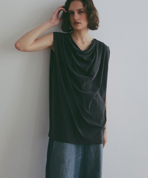 ETRE TOKYO(エトレトウキョウ)の「スリーブレスドレープネックプルオーバー(Tシャツ/カットソー・レディース・チャコール/ホワイト・FREE)」の2枚目の写真