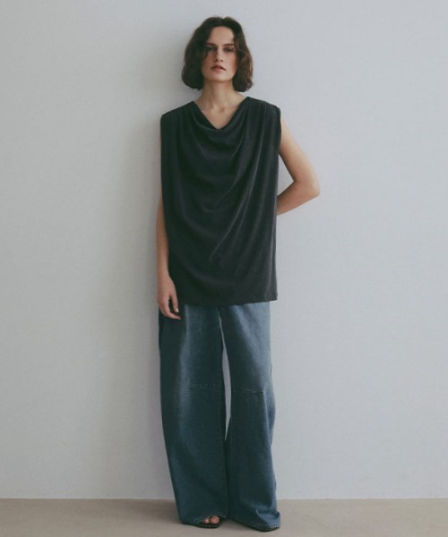 ETRE TOKYO(エトレトウキョウ)の「スリーブレスドレープネックプルオーバー(Tシャツ/カットソー・レディース・チャコール/ホワイト・FREE)」の14枚目の写真