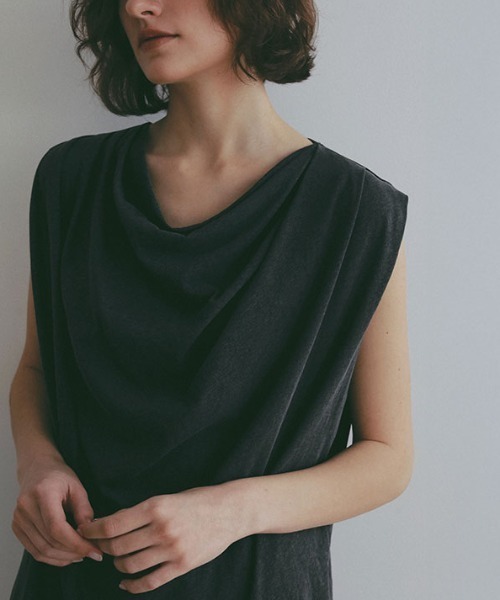 ETRE TOKYO(エトレトウキョウ)の「スリーブレスドレープネックプルオーバー(Tシャツ/カットソー・レディース・チャコール/ホワイト・FREE)」の18枚目の写真