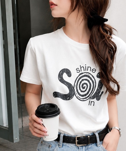 Soi(clothing)(ソイ クロージング)の「【Soi】スパイラルヴィンテージライクくすみプリントロゴTシャツ(Tシャツ/カットソー・レディース・ブラック/イエロー/ホワイト・MEDIUM/SMALL/LARGE)」の2枚目の写真