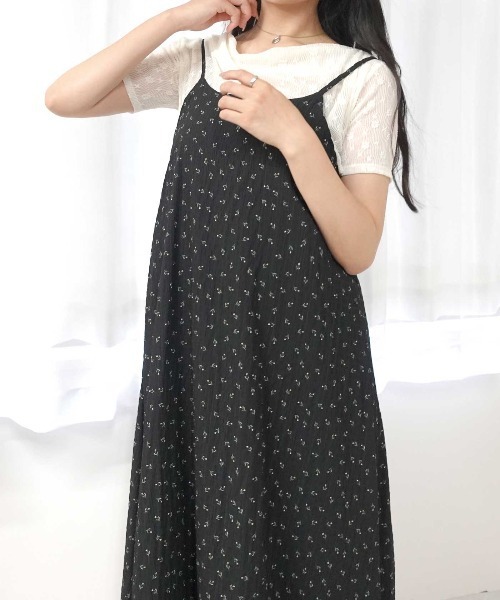Lots of Love(ロッツオブラブ)の「花柄プリントキャミワンピース(ワンピース・レディース・ブラック/アイボリー・M)」の5枚目の写真
