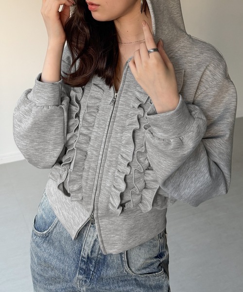 junoah（ジュノア）の「ポンチフリルショートパーカー（パーカー・レディース・アイボリー/ブラック/杢グレー・LARGE/SMALL/MEDIUM）」の3枚目の写真