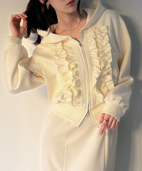 junoah（ジュノア）の「ポンチフリルショートパーカー（パーカー・レディース・アイボリー/ブラック/杢グレー・LARGE/SMALL/MEDIUM）」の2枚目の写真