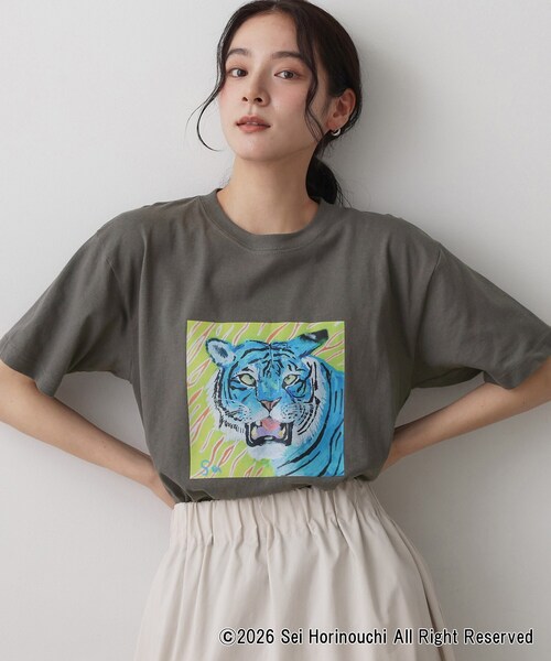 Dessin(デッサン)の「Sei Horinouchi×Dessin Tシャツ(Tシャツ/カットソー・レディース・ホワイト/ボルドー/ダークグレー/ベビーピンク・03/02)」の2枚目の写真