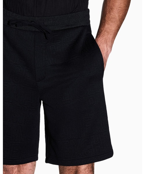 ARMANI EXCHANGE(アルマーニエクスチェンジ)の「【A|X アルマーニ エクスチェンジ】オールオーバーロゴ スウェットショーツ(スウェットパンツ・メンズ・ブラック・MEDIUM/LARGE/X-LARGE/SMALL/X-SMALL)」の4枚目の写真