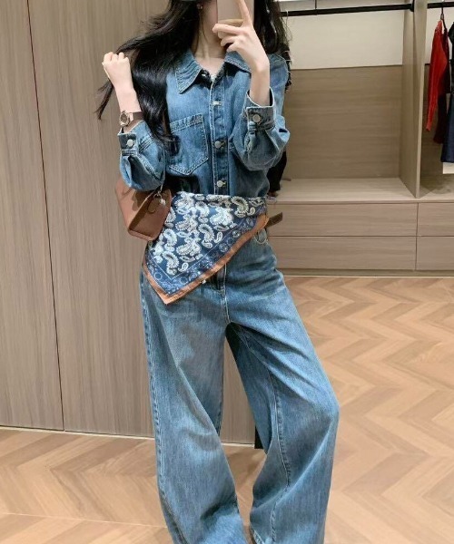 FAVORITO(ファヴォリート)の「デニムシャツ型トップスワイドパンツセットアップ(セットアップ・レディース・ブルー・M/L/S)」の1枚目の写真