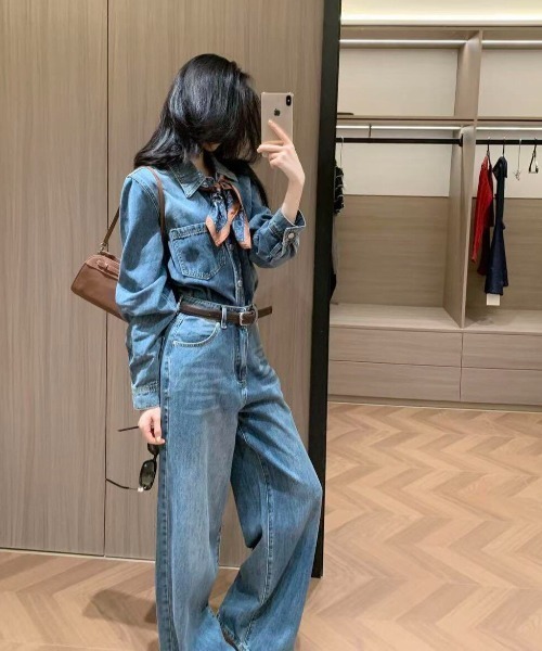 FAVORITO(ファヴォリート)の「デニムシャツ型トップスワイドパンツセットアップ(セットアップ・レディース・ブルー・M/L/S)」の2枚目の写真