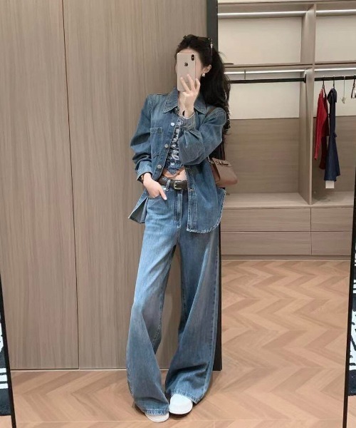 FAVORITO(ファヴォリート)の「デニムシャツ型トップスワイドパンツセットアップ(セットアップ・レディース・ブルー・M/L/S)」の7枚目の写真