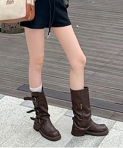 Vipoa（ヴィポア）の「Belted cover middle boots（ブーツ・レディース・ブラウン/ブラック・SMALL/MEDIUM/LARGE）」の2枚目の写真