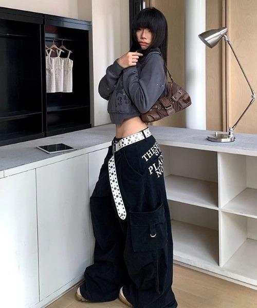 SHERU(シェル)の「英字ロゴ バックプリント ワイドストレートカーゴパンツ(カーゴパンツ・レディース・ブラック・S/L/M)」の9枚目の写真