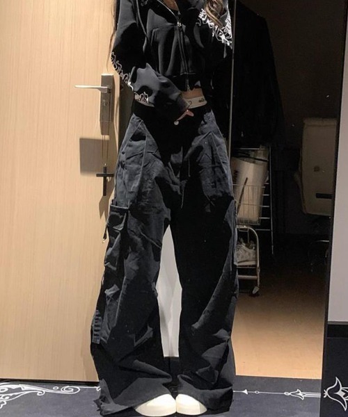 SHERU(シェル)の「英字ロゴ バックプリント ワイドストレートカーゴパンツ(カーゴパンツ・レディース・ブラック・S/L/M)」の10枚目の写真