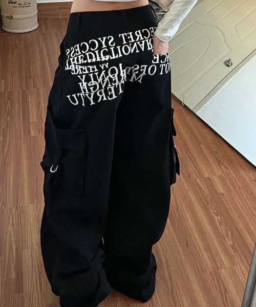 SHERU(シェル)の「英字ロゴ バックプリント ワイドストレートカーゴパンツ(カーゴパンツ・レディース・ブラック・S/L/M)」の11枚目の写真