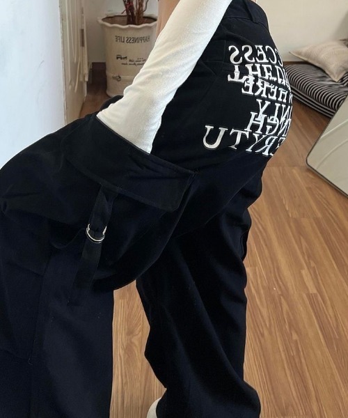 SHERU(シェル)の「英字ロゴ バックプリント ワイドストレートカーゴパンツ(カーゴパンツ・レディース・ブラック・S/L/M)」の3枚目の写真