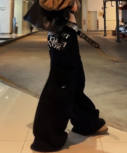 SHERU(シェル)の「英字ロゴ バックプリント ワイドストレートカーゴパンツ(カーゴパンツ・レディース・ブラック・S/L/M)」の14枚目の写真