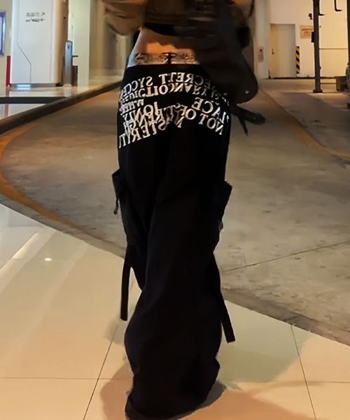 SHERU(シェル)の「英字ロゴ バックプリント ワイドストレートカーゴパンツ(カーゴパンツ・レディース・ブラック・S/L/M)」の15枚目の写真