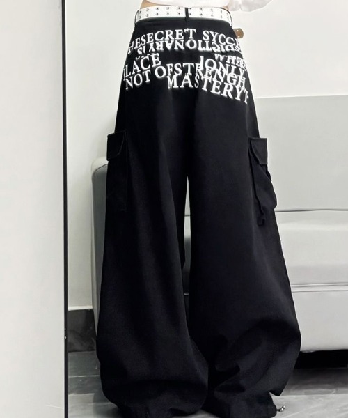 SHERU(シェル)の「英字ロゴ バックプリント ワイドストレートカーゴパンツ(カーゴパンツ・レディース・ブラック・S/L/M)」の16枚目の写真