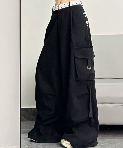 SHERU(シェル)の「英字ロゴ バックプリント ワイドストレートカーゴパンツ(カーゴパンツ・レディース・ブラック・S/L/M)」の18枚目の写真