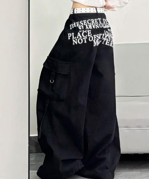 SHERU(シェル)の「英字ロゴ バックプリント ワイドストレートカーゴパンツ(カーゴパンツ・レディース・ブラック・S/L/M)」の20枚目の写真