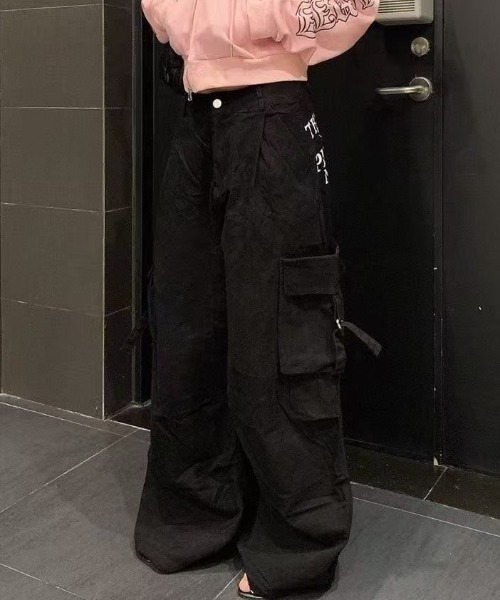 SHERU(シェル)の「英字ロゴ バックプリント ワイドストレートカーゴパンツ(カーゴパンツ・レディース・ブラック・S/L/M)」の21枚目の写真