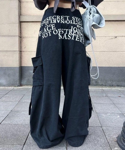 SHERU(シェル)の「英字ロゴ バックプリント ワイドストレートカーゴパンツ(カーゴパンツ・レディース・ブラック・S/L/M)」の4枚目の写真