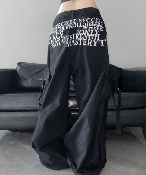 SHERU(シェル)の「英字ロゴ バックプリント ワイドストレートカーゴパンツ(カーゴパンツ・レディース・ブラック・S/L/M)」の22枚目の写真