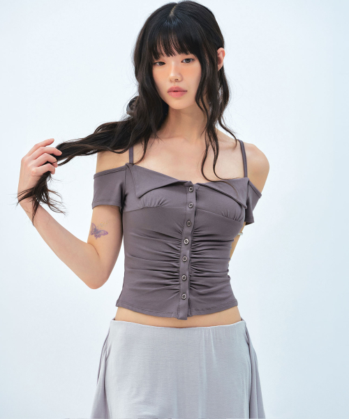 LIE MEQUE(リメーク)の「フォールドカラー ボタン付き オフショルダーTシャツ チャコール(Tシャツ/カットソー・レディース・チャコールグレー・SMALL/MEDIUM)」の2枚目の写真