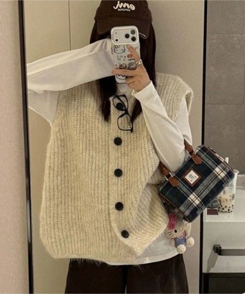 AsheKsha(アシクシャ)の「太番手ニットVネック一列ボタンベスト(ベスト・レディース・ベージュ/グレー・F)」の9枚目の写真