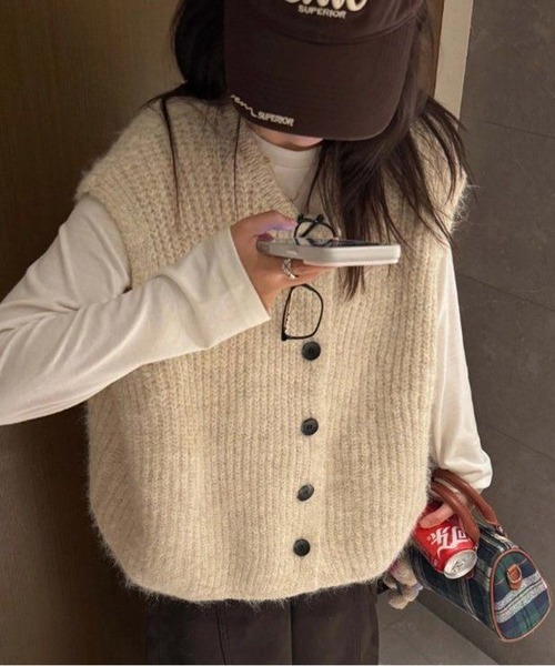 AsheKsha(アシクシャ)の「太番手ニットVネック一列ボタンベスト(ベスト・レディース・ベージュ/グレー・F)」の10枚目の写真