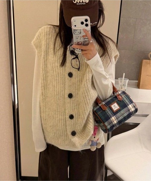 AsheKsha(アシクシャ)の「太番手ニットVネック一列ボタンベスト(ベスト・レディース・ベージュ/グレー・F)」の12枚目の写真