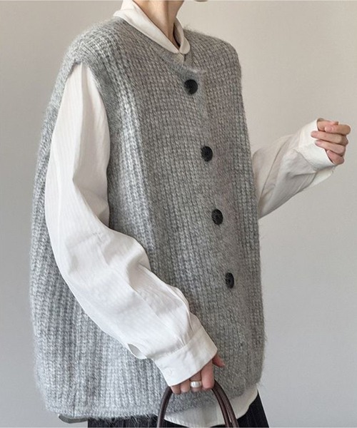 AsheKsha(アシクシャ)の「太番手ニットVネック一列ボタンベスト(ベスト・レディース・ベージュ/グレー・F)」の15枚目の写真