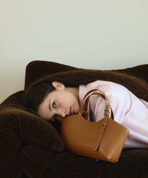 OVHEE（オヴェイ）の「ヴェルトートバッグ Vert Tote Bag（トートバッグ・レディース・ブラック/キャメル・FREE）」の4枚目の写真