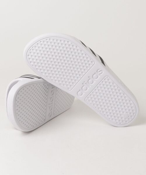 adidas（アディダス）の「アディレッタ アクア サンダル / Adilette Aqua Slides / アディダス adidas（サンダル・メンズ・ホワイト×ブラック・26.5cm/28.5cm/25.5cm）」の3枚目の写真