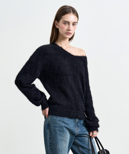 COSTUMEOCLOCK WOMAN(カスタムオクロック ウーマン)の「ヘアリー オフショルダー vneck ニット 2 COLOR COWKT023(ニット/セーター・レディース・ブラック/アイボリー・FREE)」の3枚目の写真