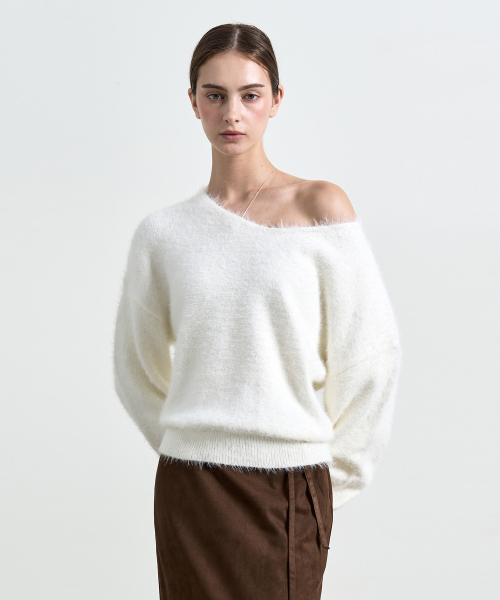 COSTUMEOCLOCK WOMAN(カスタムオクロック ウーマン)の「ヘアリー オフショルダー vneck ニット 2 COLOR COWKT023(ニット/セーター・レディース・ブラック/アイボリー・FREE)」の6枚目の写真