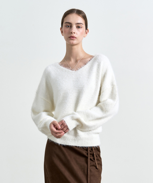 COSTUMEOCLOCK WOMAN(カスタムオクロック ウーマン)の「ヘアリー オフショルダー vneck ニット 2 COLOR COWKT023(ニット/セーター・レディース・ブラック/アイボリー・FREE)」の7枚目の写真