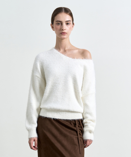 COSTUMEOCLOCK WOMAN(カスタムオクロック ウーマン)の「ヘアリー オフショルダー vneck ニット 2 COLOR COWKT023(ニット/セーター・レディース・ブラック/アイボリー・FREE)」の8枚目の写真