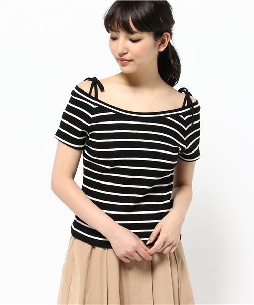 earth music&ecology(アースミュージックアンドエコロジー)の「オフショルダーリボン付プルオーバー(Tシャツ/カットソー・レディース・オフホワイト/ブラック・SMALL/MEDIUM)」の1枚目の写真