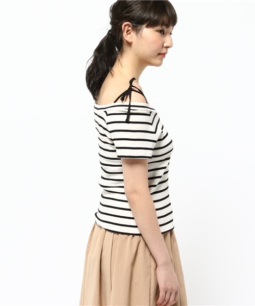 earth music&ecology(アースミュージックアンドエコロジー)の「オフショルダーリボン付プルオーバー(Tシャツ/カットソー・レディース・オフホワイト/ブラック・SMALL/MEDIUM)」の7枚目の写真