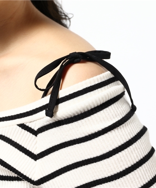 earth music&ecology(アースミュージックアンドエコロジー)の「オフショルダーリボン付プルオーバー(Tシャツ/カットソー・レディース・オフホワイト/ブラック・SMALL/MEDIUM)」の4枚目の写真
