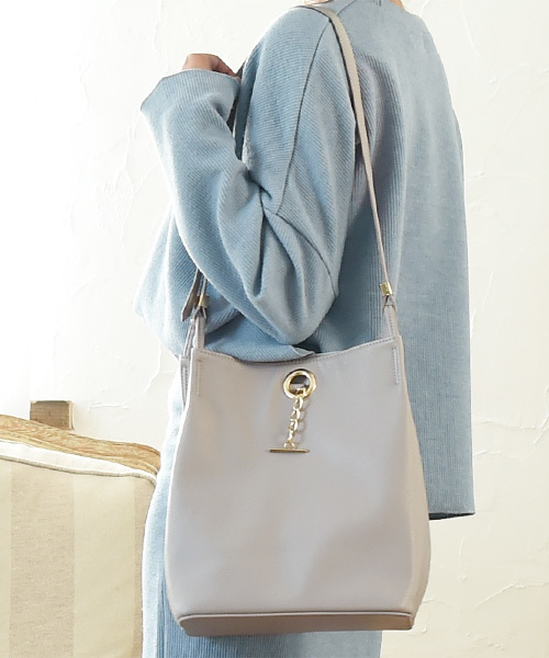 Luz Llena (philter)（ラズレナ　フィルター）の「チェーンリング・スクエアショルダーバッグ（ショルダーバッグ・レディース・グレー/アイボリー/ブラック・ﾌﾘ-）」の3枚目の写真