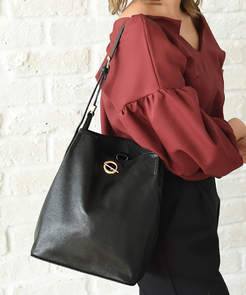 Luz Llena (philter)（ラズレナ　フィルター）の「チェーンリング・スクエアショルダーバッグ（ショルダーバッグ・レディース・グレー/アイボリー/ブラック・ﾌﾘ-）」の2枚目の写真