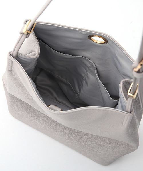 Luz Llena (philter)（ラズレナ　フィルター）の「チェーンリング・スクエアショルダーバッグ（ショルダーバッグ・レディース・グレー/アイボリー/ブラック・ﾌﾘ-）」の4枚目の写真