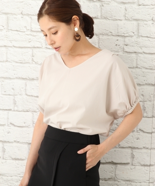 LEPSIM（レプシィム）の「ソデギャザーTブラウスSS　760195（シャツ/ブラウス・レディース・オフホワイト/ブラック/グレイッシュベージュ/マスタード・FREE）」の3枚目の写真