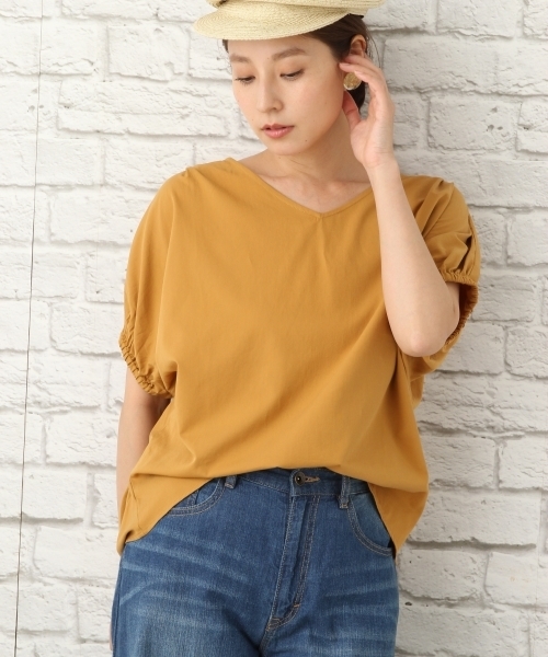 LEPSIM（レプシィム）の「ソデギャザーTブラウスSS　760195（シャツ/ブラウス・レディース・オフホワイト/ブラック/グレイッシュベージュ/マスタード・FREE）」の4枚目の写真