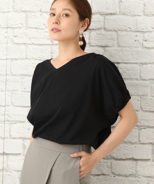 LEPSIM（レプシィム）の「ソデギャザーTブラウスSS　760195（シャツ/ブラウス・レディース・オフホワイト/ブラック/グレイッシュベージュ/マスタード・FREE）」の2枚目の写真